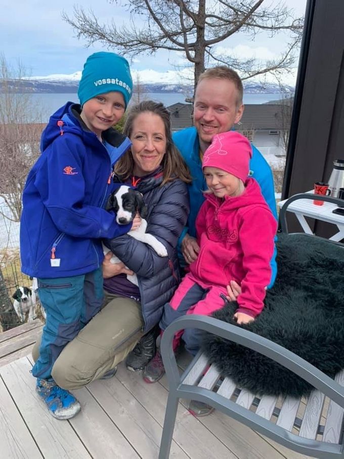 Nora, Erik, Cathrine og Runar Robertsen har henta Rokkomborres E Turi
