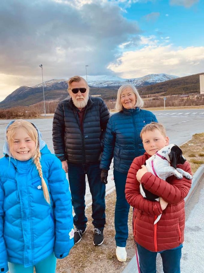 Inga og Ola Plassgård var og hentet Bine hos Andreas i Levanger.  Da måtte de også til farmor og farfar å vise henne fram og farfar er ingen ringere enn Bjørn Plassgråd!!
